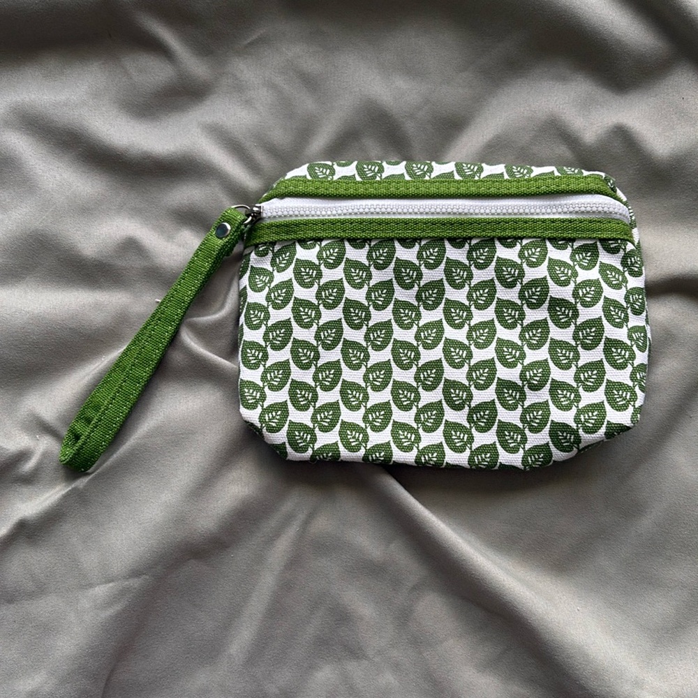 Small leaf print wristlet